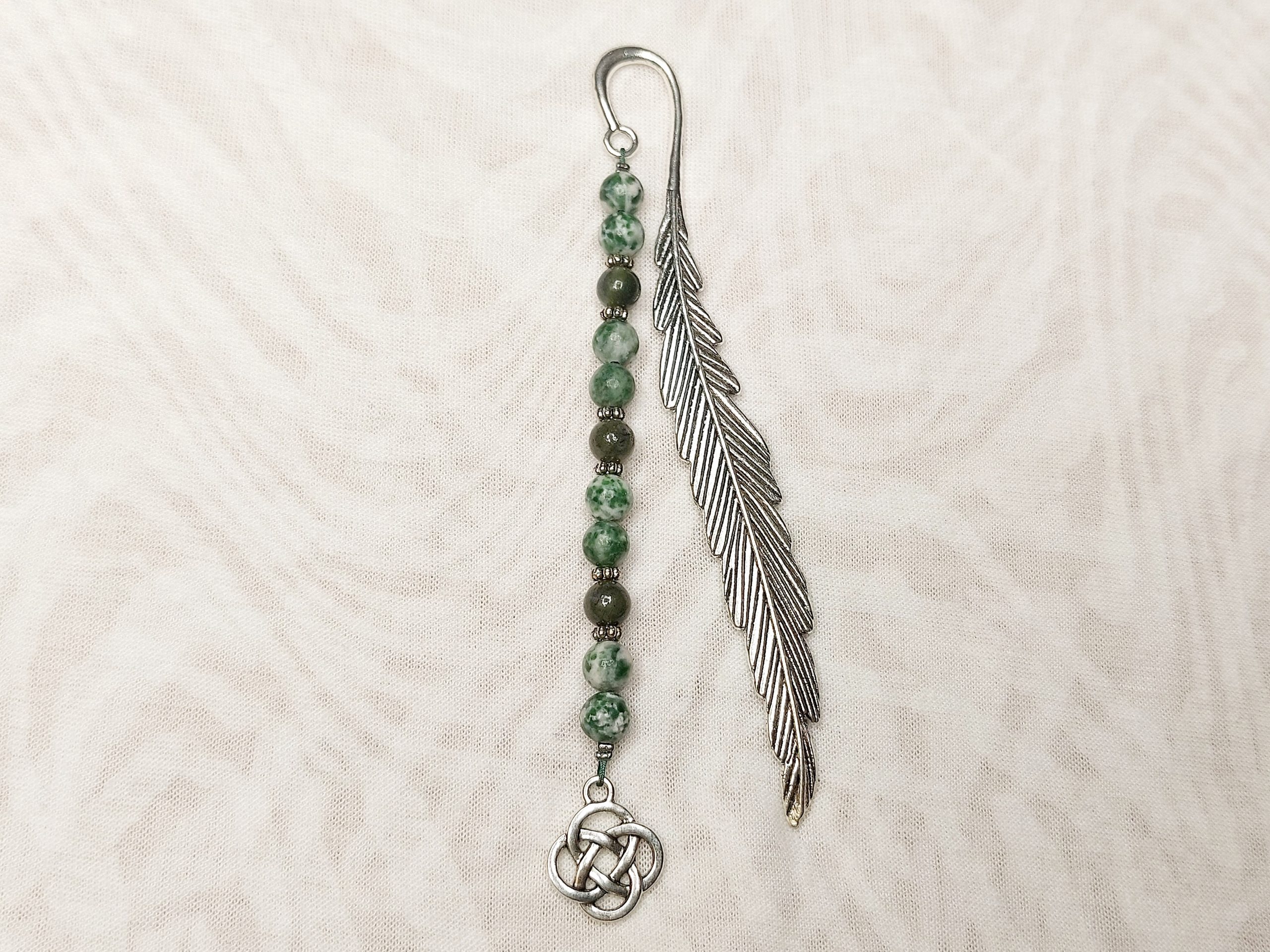 Lesezeichen Fleckjaspis Jade Edelstein Silberfarben Feder – Bild 2