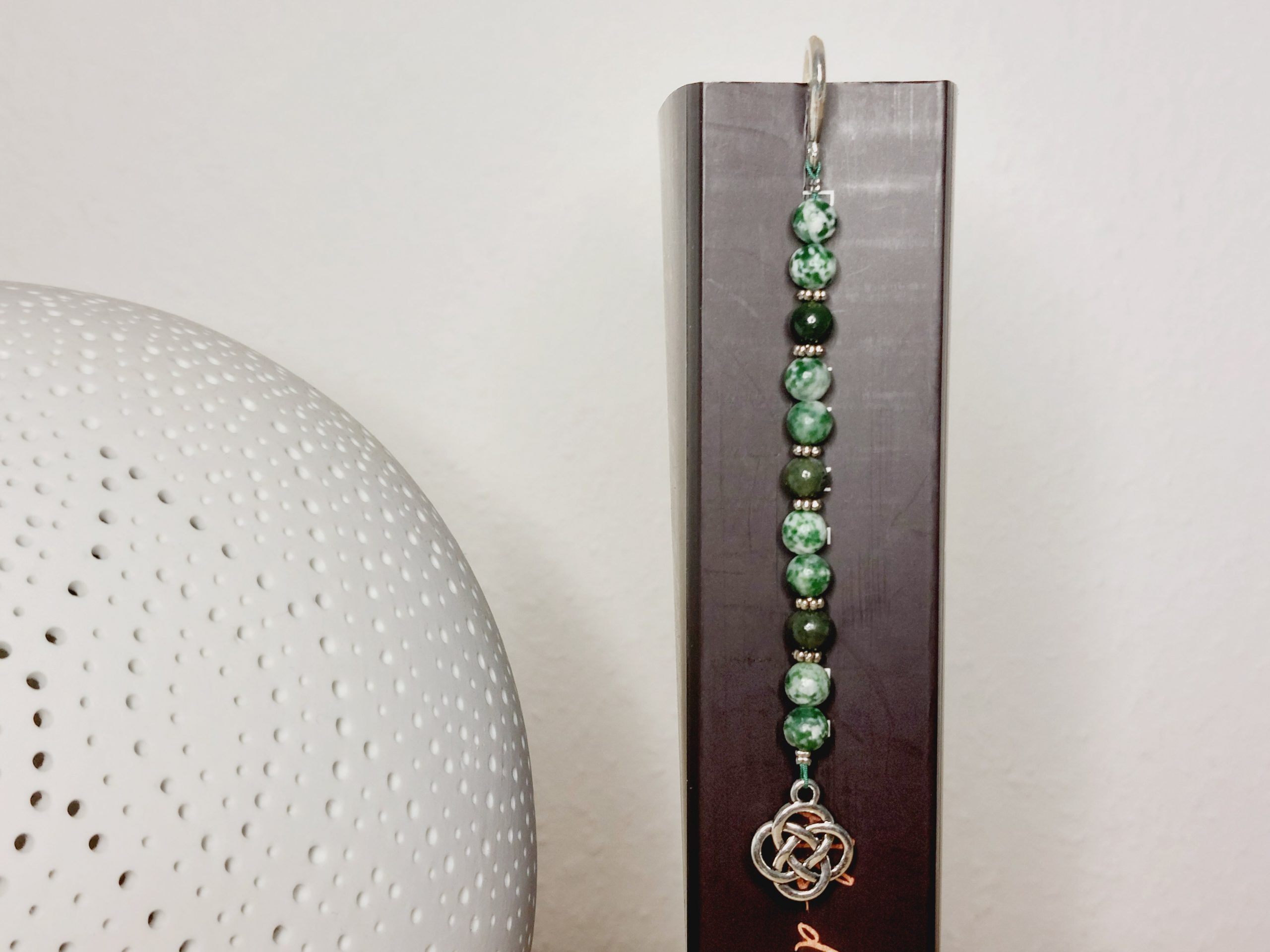 Lesezeichen Fleckjaspis Jade Edelstein Silberfarben Feder – Bild 3